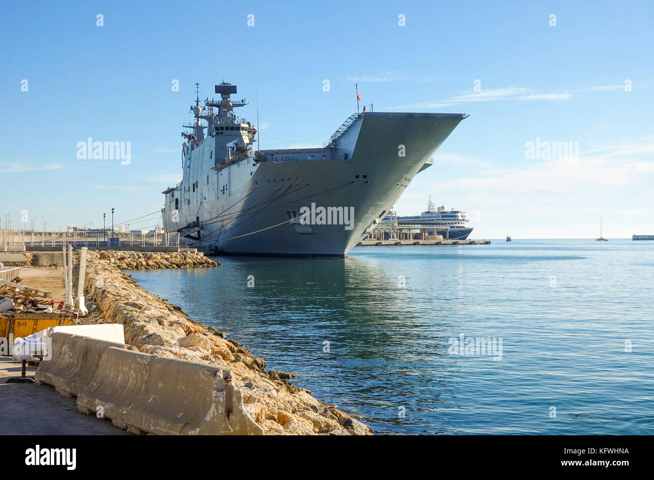 Flugzeugträger, spanischen Schiff Juan Carlos I vertäut im Hafen von Malaga, Andalusien, Spanien. Stockfoto