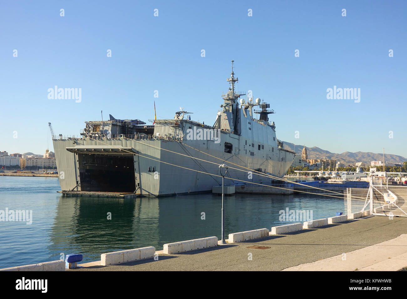 Flugzeugträger, spanischen Schiff Juan Carlos I vertäut im Hafen von Malaga, öffnung Heck des Schiffes, Andalusien, Spanien. Stockfoto
