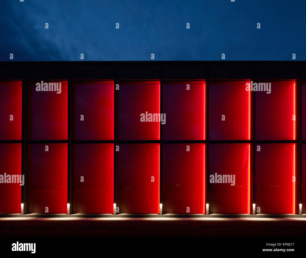 Nacht - Beleuchtung in Rot. Carmen Würth Forum, Künzelsau-Gaisbach,  Deutschland. Architekt: David Chipperfield Architects Ltd., 2017  Stockfotografie - Alamy