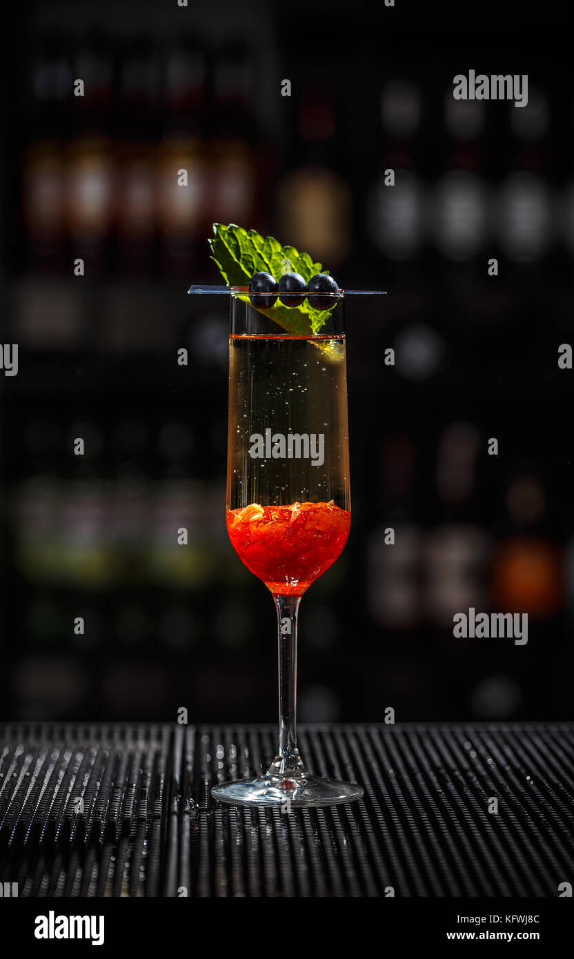 Fancy Champagne Cocktail mit Rose jam Stockfoto