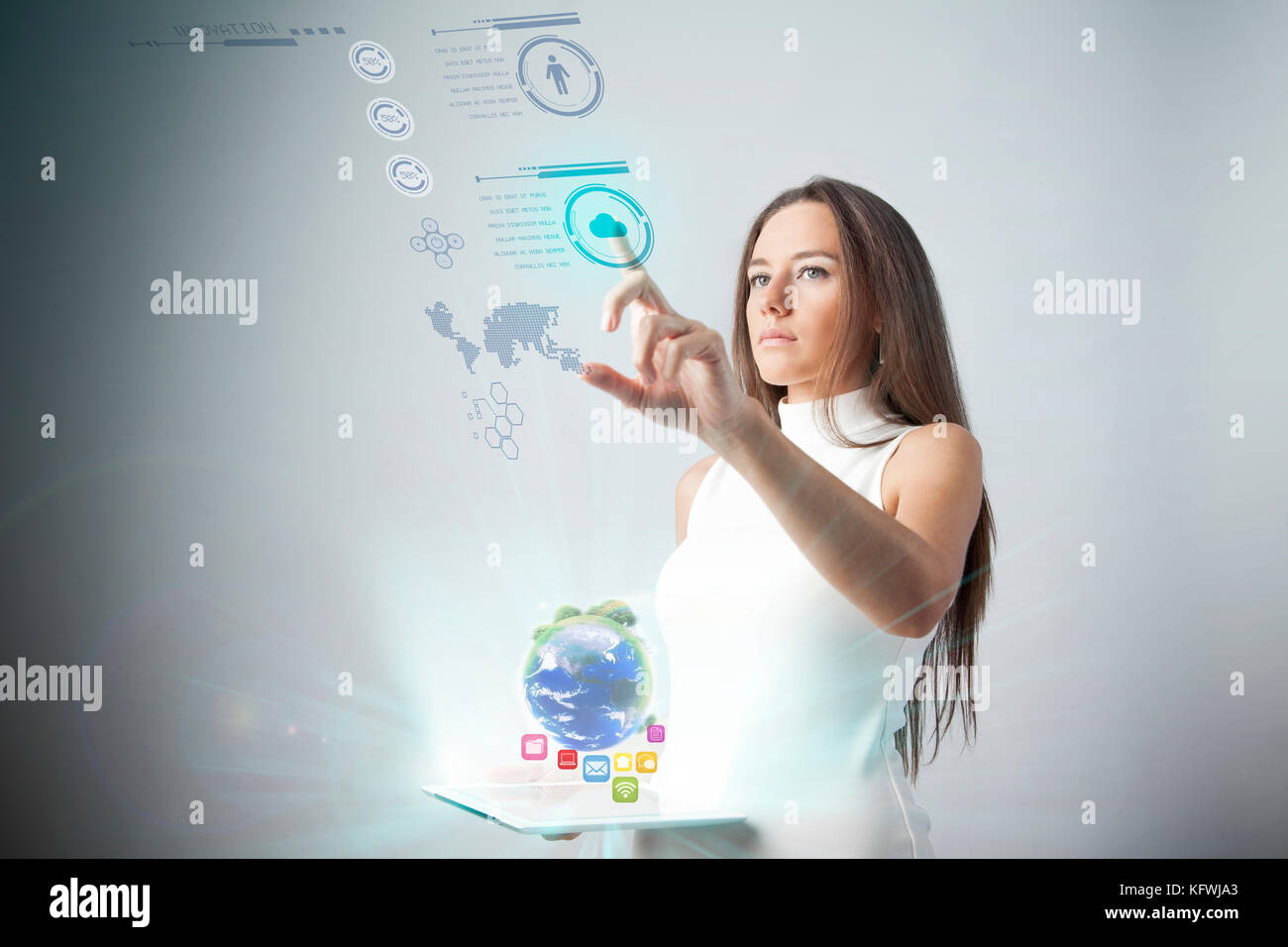 Eine junge blonde Frau in einem weißen High-tech-Kleid, und drücken Sie die Hand gegen einen holografischen Bildschirm Stockfoto