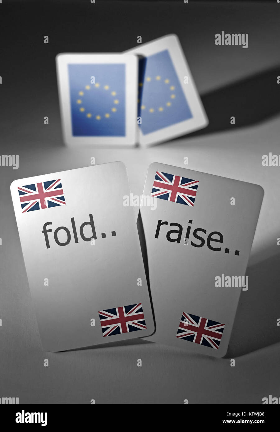 Karten mit britischer Flagge gekennzeichnet und Falten oder Wahl anheben Stockfoto