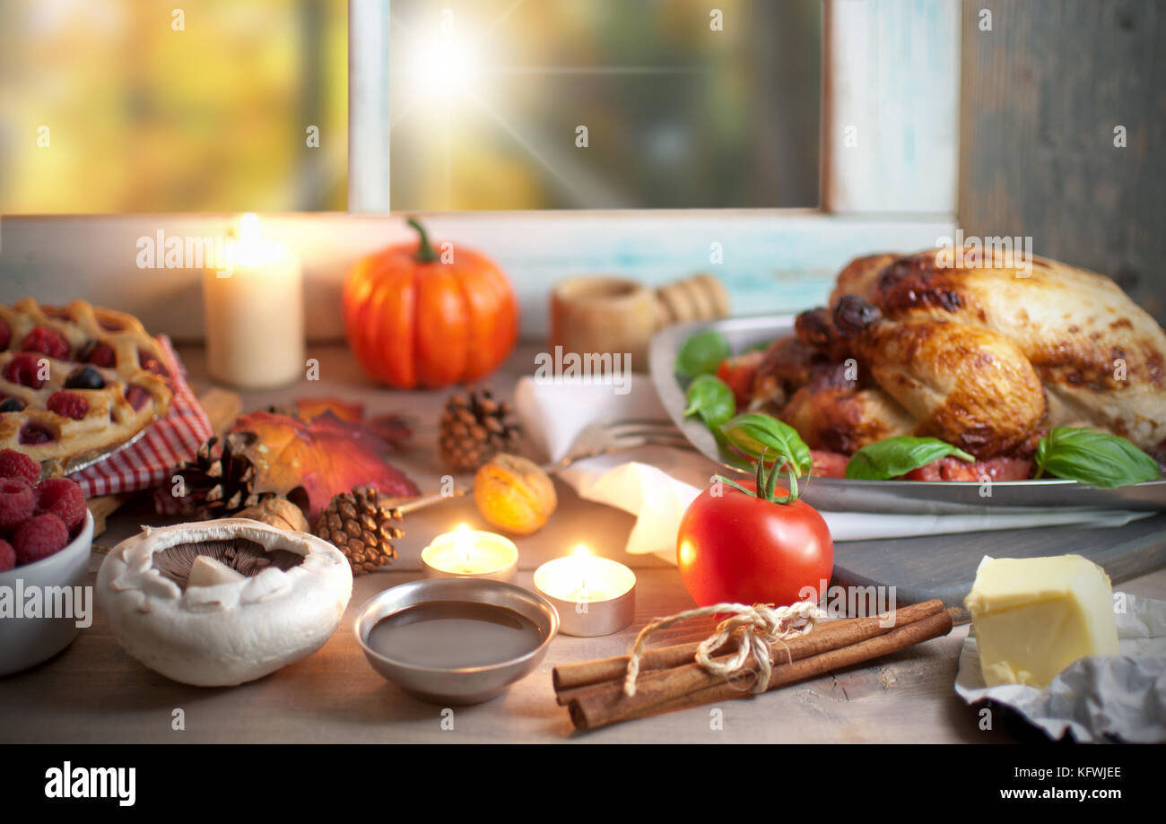 Thanksgiving Mahlzeit durch ein Fenster festgelegt Stockfoto