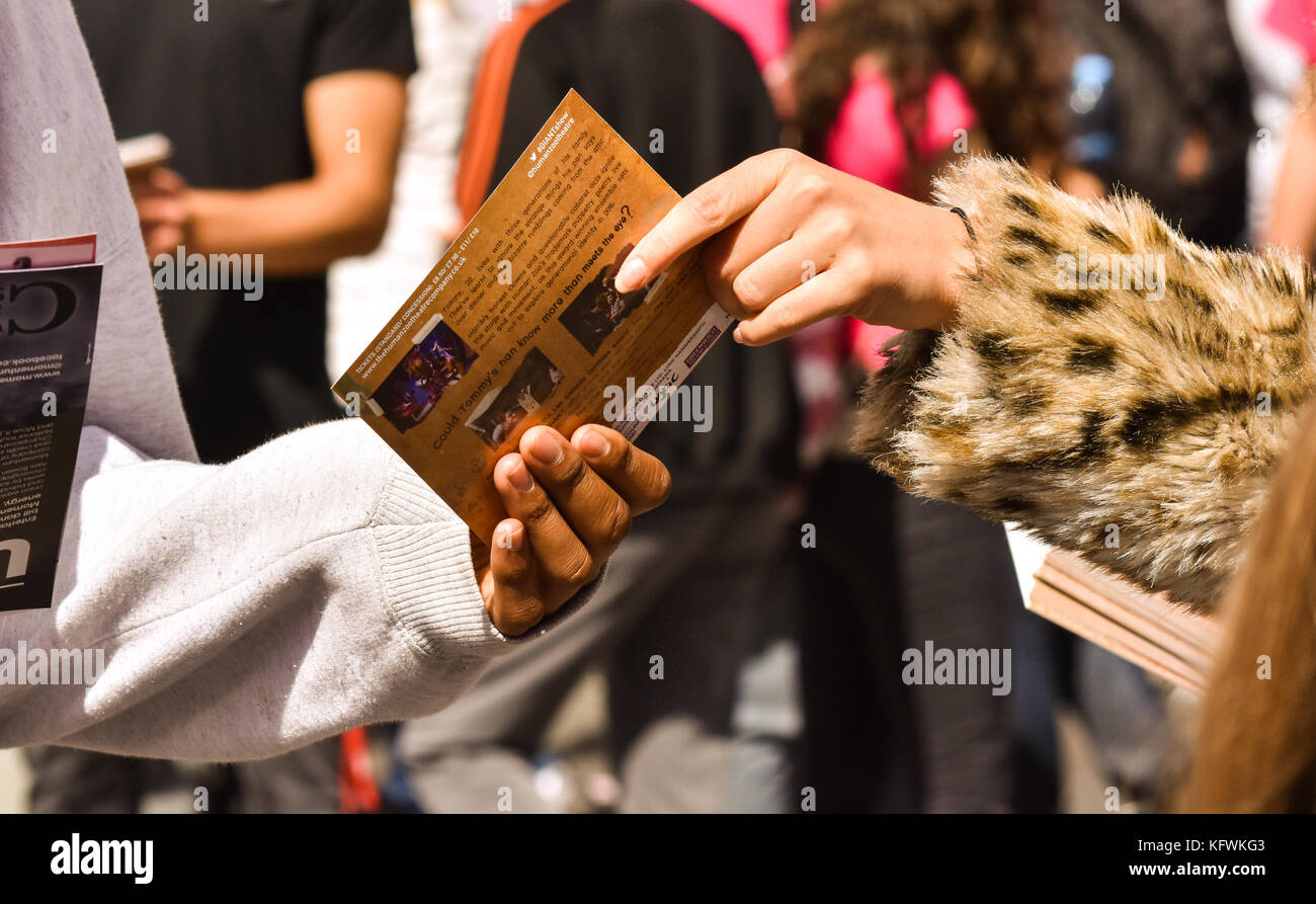 Unbekannte Darsteller Hand sie Flyer beim Edinburgh Fringe am 8. August 2016. Die Edinburgh Festivals sind die weltweit zweitgrößte Ticket Ereignis. Stockfoto