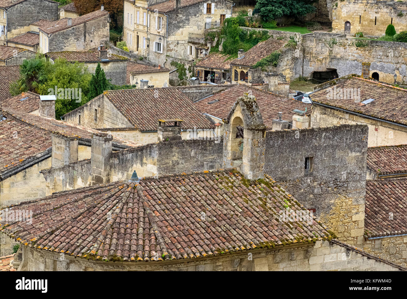 SAINT-EMILION, FRANKREICH - 07. SEPTEMBER 2017: Luftaufnahme der Ziegeldächer in dieser hübschen Stadt Stockfoto