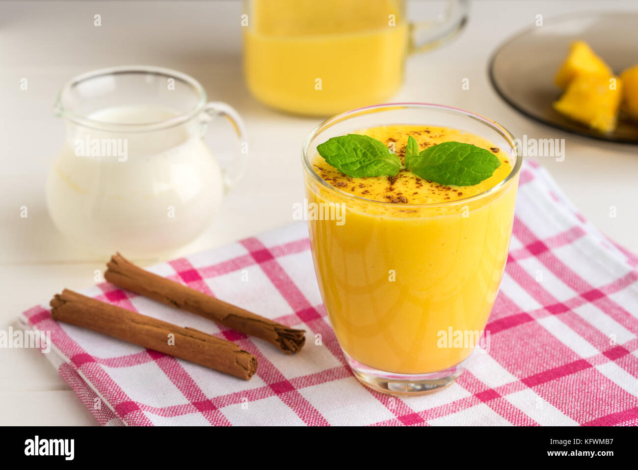 Frische mango Smoothie mit Milch, Zimt und Minze Stockfotografie - Alamy