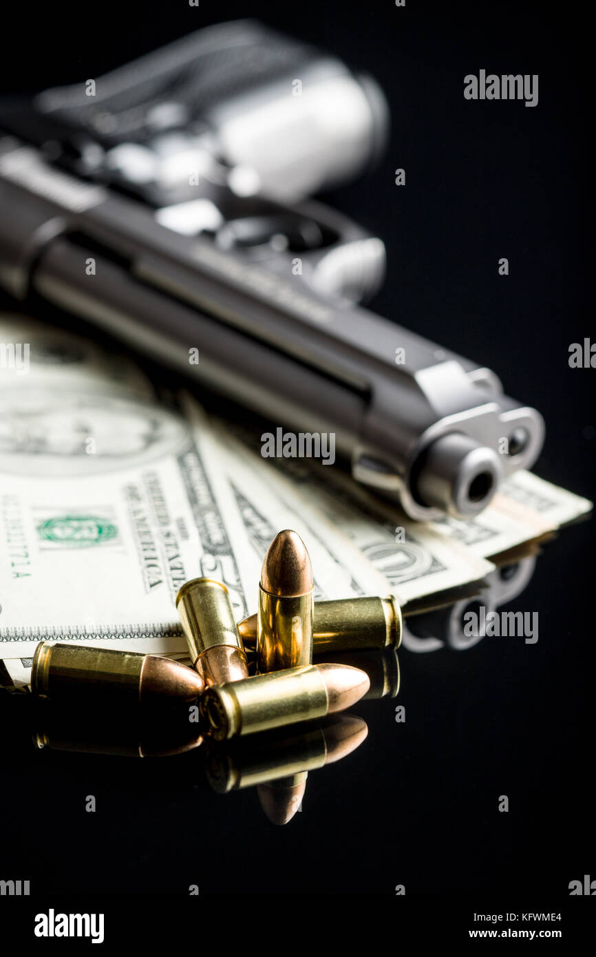 9 mm Kugeln, amerikanischen Dollar und Pistole. Stockfoto