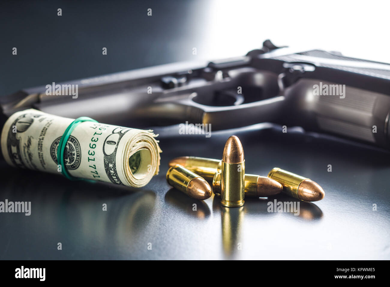 9 mm Kugeln, amerikanischen Dollar und Pistole. Stockfoto