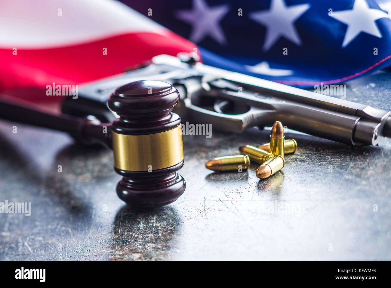 Richter Hammer und Gewehr Kugeln vor USA-Flagge. Stockfoto