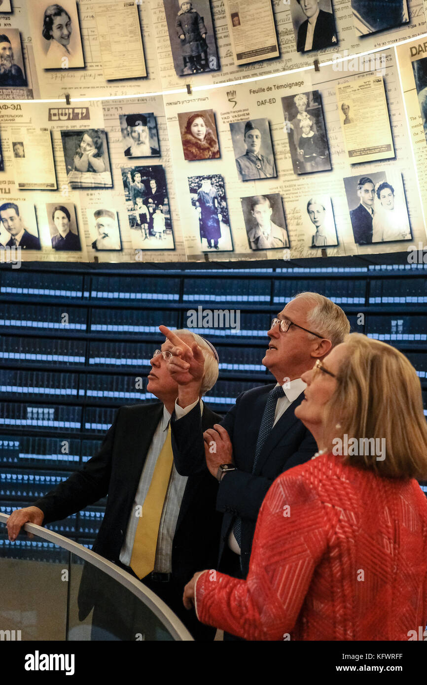 Jerusalem, Israel. 1. november 2017. Premierminister von Australien, Malcolm Turnbull (c), blickt auf erweiterten Seiten des Zeugnisses in der Halle der Namen in Yad Vashem Holocaust Museum, wo die Seiten des Zeugnisses von mehr als 4.000.000 jüdischen Opfer des Holocaust ewig erhalten bleiben. Begleitet von seinem Ehepartner lucy Turnbull, der Pm die Yad Vashem Holocaust Museum bereiste, in einer Gedenkfeier teilgenommen, besuchte Gedenkstätte für die Kinder und das Museum Gästebuch unterzeichnet. turnbull ist in Israel anlässlich des 100. Todestages Gedenkfeiern für Anzac Truppen der australischen 4. und 12 Regimenter der Stockfoto