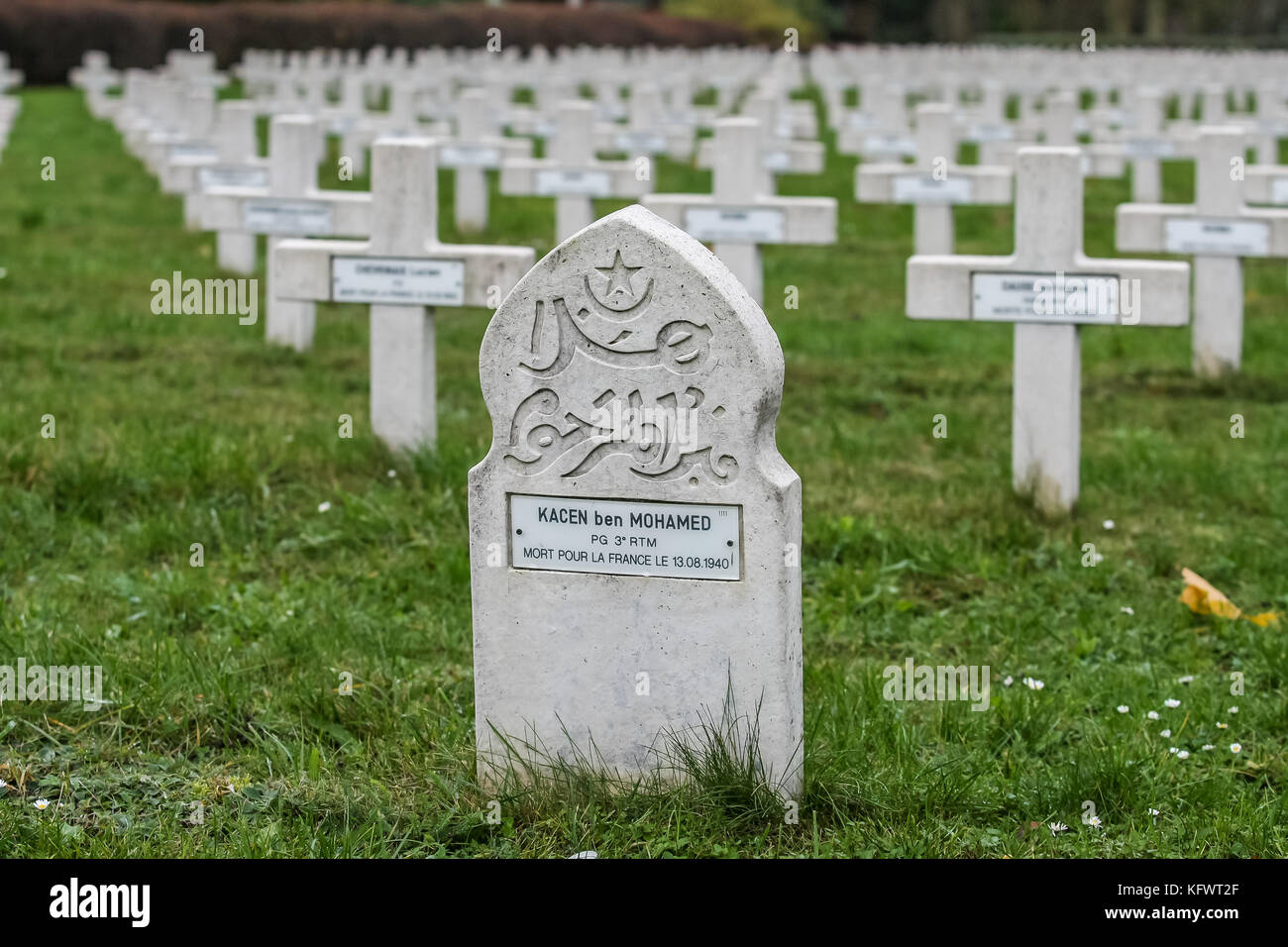 Danzig, Polen. 1. November 2017. Eine allgemeine Ansicht der französischen Soldatenfriedhof in Danzig, Polen wird am 1. November 2017 die Verehrung der verstorbenen französischen Soldaten zahlen anlässlich des Allerheiligen (wszystkich swietych. den Friedhof hält 1152 Gremien, darunter 329, die nicht identifiziert wurden. Unter ihnen gibt es Kriegsgefangene, Widerstandskämpfer oder politischen Deportierten, rekrutiert aus den obligatorischen Arbeit Service, Elsässer mit Gewalt in die deutsche Armee eingeschrieben und Flüchtlinge, die von Gefangenenlagern geflohen waren, und wer mit dem polnischen Widerstand gekämpft. Credit: Michal fludra/ Stockfoto