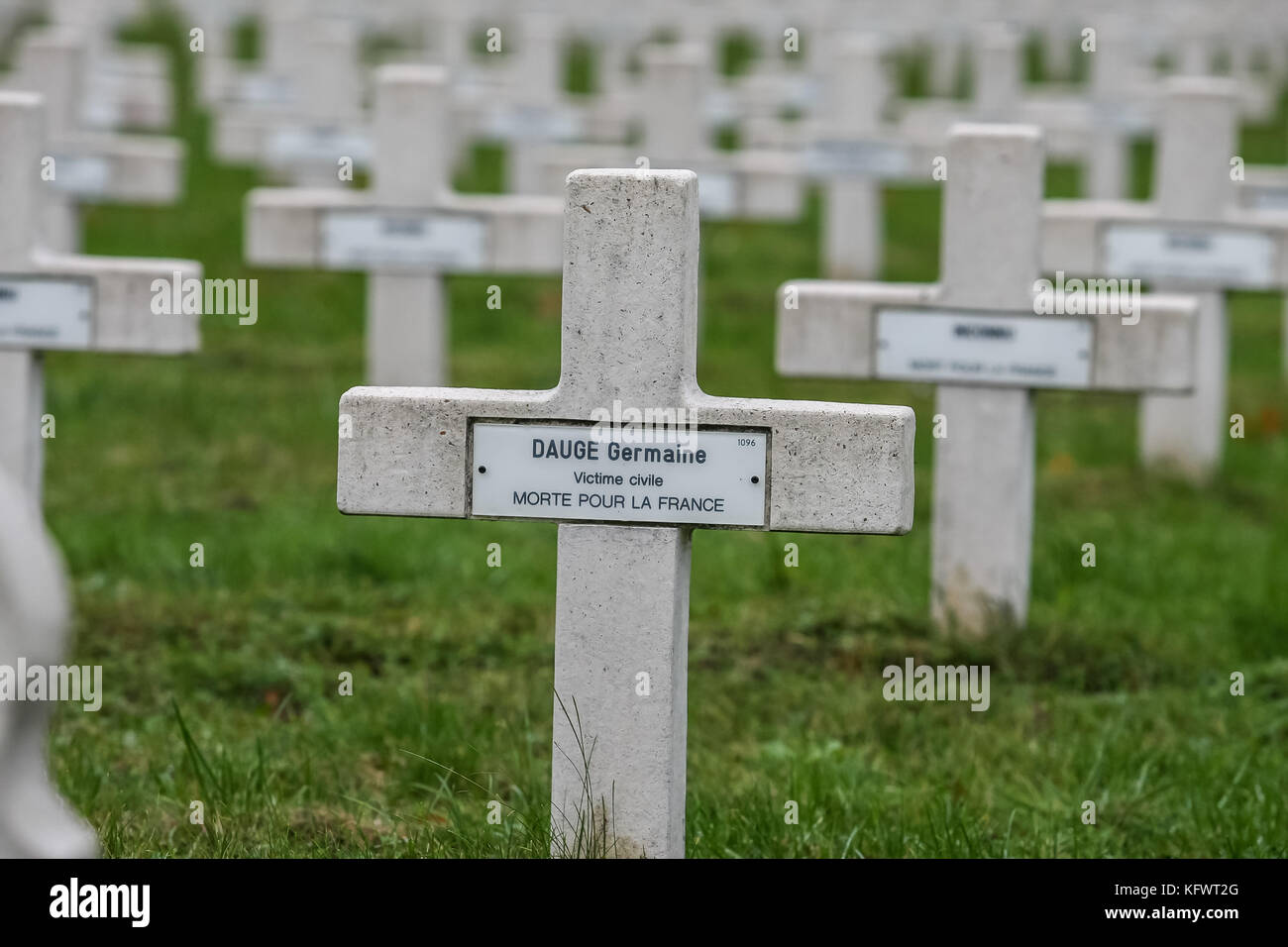 Danzig, Polen. 1. November 2017. Eine allgemeine Ansicht der französischen Soldatenfriedhof in Danzig, Polen wird am 1. November 2017 die Verehrung der verstorbenen französischen Soldaten zahlen anlässlich des Allerheiligen (wszystkich swietych. den Friedhof hält 1152 Gremien, darunter 329, die nicht identifiziert wurden. Unter ihnen gibt es Kriegsgefangene, Widerstandskämpfer oder politischen Deportierten, rekrutiert aus den obligatorischen Arbeit Service, Elsässer mit Gewalt in die deutsche Armee eingeschrieben und Flüchtlinge, die von Gefangenenlagern geflohen waren, und wer mit dem polnischen Widerstand gekämpft. Credit: Michal fludra/ Stockfoto