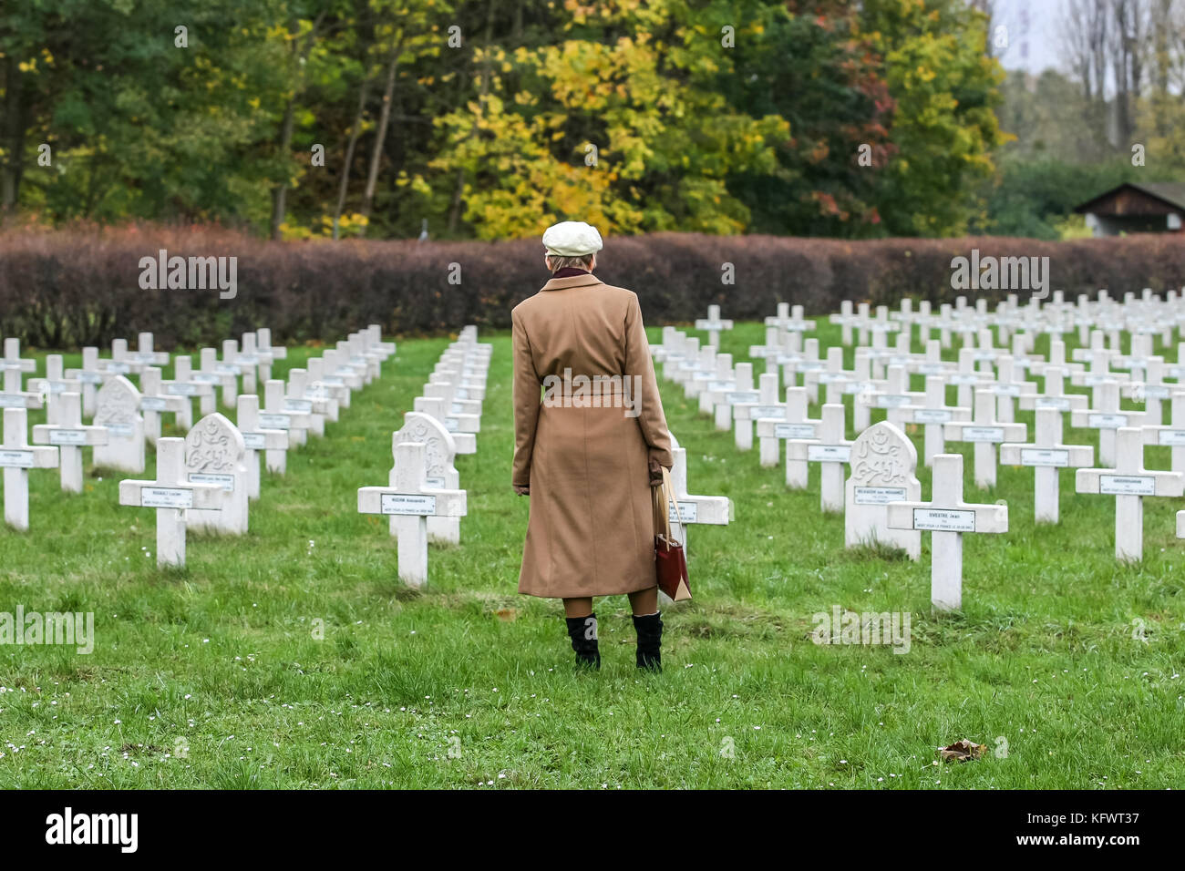 Danzig, Polen. 1. November 2017. Eine allgemeine Ansicht der französischen Soldatenfriedhof in Danzig, Polen wird am 1. November 2017 die Verehrung der verstorbenen französischen Soldaten zahlen anlässlich des Allerheiligen (wszystkich swietych. den Friedhof hält 1152 Gremien, darunter 329, die nicht identifiziert wurden. Unter ihnen gibt es Kriegsgefangene, Widerstandskämpfer oder politischen Deportierten, rekrutiert aus den obligatorischen Arbeit Service, Elsässer mit Gewalt in die deutsche Armee eingeschrieben und Flüchtlinge, die von Gefangenenlagern geflohen waren, und wer mit dem polnischen Widerstand gekämpft. Credit: Michal fludra/ Stockfoto