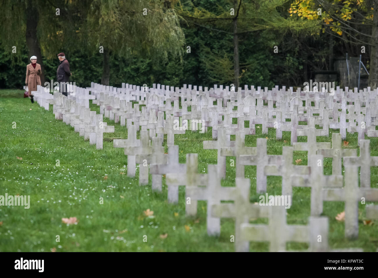 Danzig, Polen. 1. November 2017. Eine allgemeine Ansicht der französischen Soldatenfriedhof in Danzig, Polen wird am 1. November 2017 die Verehrung der verstorbenen französischen Soldaten zahlen anlässlich des Allerheiligen (wszystkich swietych. den Friedhof hält 1152 Gremien, darunter 329, die nicht identifiziert wurden. Unter ihnen gibt es Kriegsgefangene, Widerstandskämpfer oder politischen Deportierten, rekrutiert aus den obligatorischen Arbeit Service, Elsässer mit Gewalt in die deutsche Armee eingeschrieben und Flüchtlinge, die von Gefangenenlagern geflohen waren, und wer mit dem polnischen Widerstand gekämpft. Credit: Michal fludra/ Stockfoto