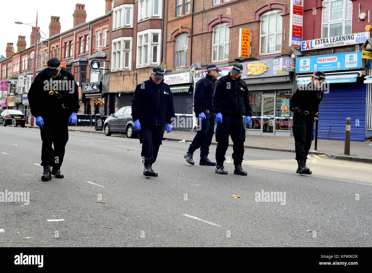 Birmingham, Großbritannien. 1 Nov, 2017. Offiziere aus West Midlands Polizei gerichtliche Mannschaft, suchen Sie auf der Straße außerhalb der Szene zu einem Zwischenfall unter Beteiligung Schüsse, in der Nähe der Gewürze Takeaway Restaurant auf dem Soho-Straße in handsworth. West Midlands Ambulance Service wurden am Vorabend um 10.50 Uhr genannt, als Reaktion auf eine gemeldete Angriff außerhalb der Takeaway. Teil von Soho Straße für über 12 Stunden, während die Polizei geschlossen wurde eine ernste der Suchvorgänge außerhalb des Restaurants. Credit: Kevin Hayes/alamy leben Nachrichten Stockfoto