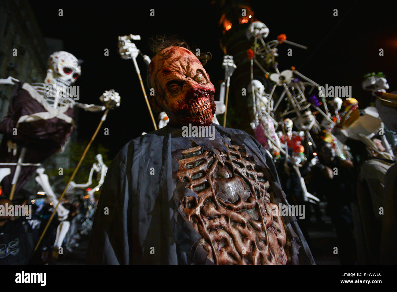 Teilnehmer, die am 31. Oktober 2017 verschiedene Kostüme tragen, marschieren während der Halloween Parade in Lower Manhattan in New York, Vereinigte Staaten. Kredit: Erik Pendzich Stockfoto