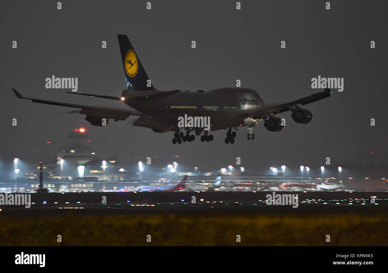 Berlin, Deutschland. November 2017. Eine Boeing 747-400 der Lufthansa landet am 1. November 2017 auf dem Flughafen Tegel in Berlin. Nach der Insolvenz der Air Berlin nimmt die Fluggesellschaft Lufthansa das Flugzeug aufgrund der hohen Nachfrage in Betrieb. Quelle: Britta Pedersen/dpa-Zentralbild/ZB/dpa/Alamy Live News Stockfoto