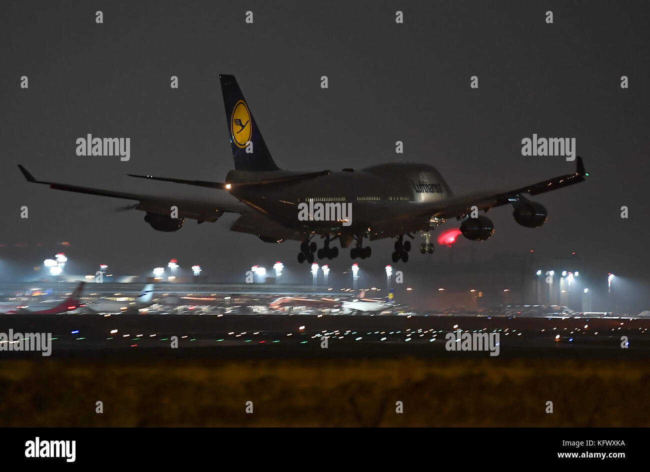 Berlin, Deutschland. November 2017. Eine Boeing 747-400 der Lufthansa landet am 1. November 2017 auf dem Flughafen Tegel in Berlin. Nach der Insolvenz der Air Berlin nimmt die Fluggesellschaft Lufthansa das Flugzeug aufgrund der hohen Nachfrage in Betrieb. Quelle: Britta Pedersen/dpa-Zentralbild/ZB/dpa/Alamy Live News Stockfoto
