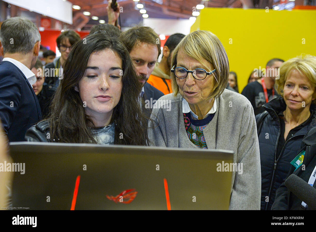 Paris, Ile de France, Frankreich. 1 Nov, 2017. Françoise nyssen (r) französische Ministerin für Kultur, besucht die Messe. 2017 Paris Spiele Woche ist für die Öffentlichkeit vom 1. November bis zum 5. November. die Spiele Woche ist eine Messe für Videospiele jährlich in Paris statt. Credit: Thierry Le fouille/Sopa/zuma Draht/alamy leben Nachrichten Stockfoto