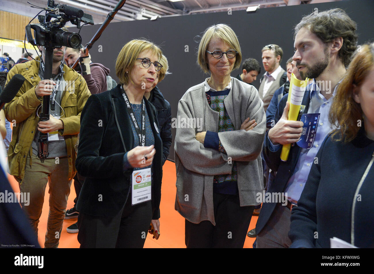 Paris, Ile de France, Frankreich. November 2017. Francoise Nyssen der französische Kulturminister besucht die Messe. Die Paris Games Week 2017 ist vom 1. November bis 5. November für die Öffentlichkeit geöffnet. Die Games Week ist eine Messe für Videospiele, die jährlich in Paris stattfindet. Quelle: Thierry Le Fouille/SOPA/ZUMA Wire/Alamy Live News Stockfoto