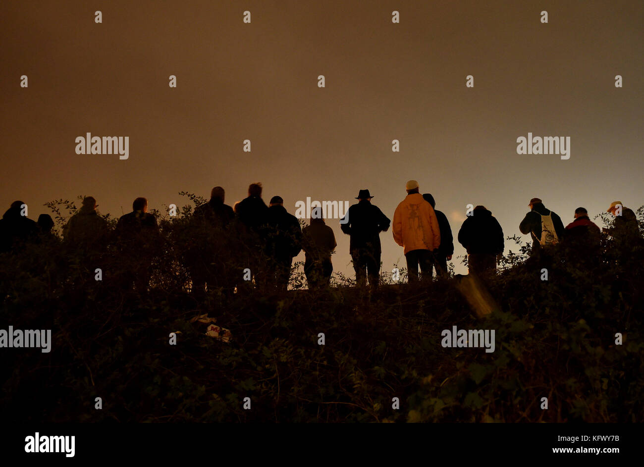 Berlin, Deutschland. November 2017. Flugbeobachter erwarten die Landung der Boeing 747-400 der Lufthansa am Flughafen Tegel in Berlin, Deutschland, 01. November 2017. Nach der Insolvenz der Air Berlin nimmt die Fluggesellschaft Lufthansa das Flugzeug aufgrund der hohen Nachfrage in Betrieb. Quelle: Britta Pedersen/dpa-Zentralbild/ZB/dpa/Alamy Live News Stockfoto