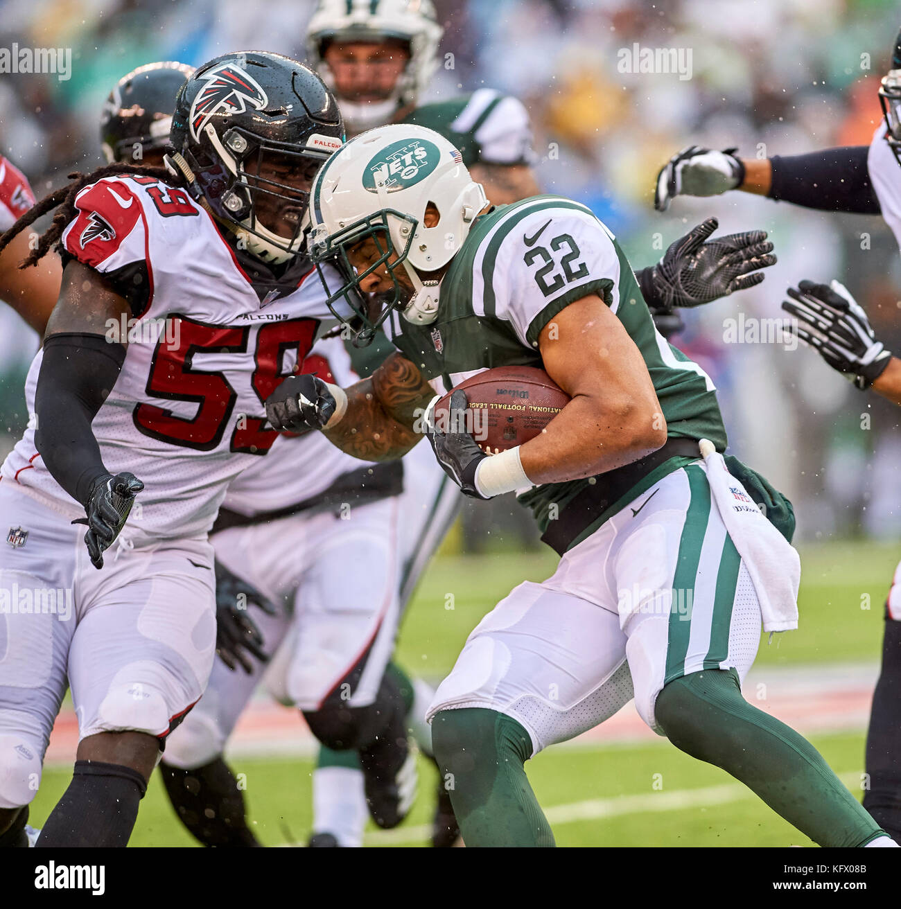 November 1, 2017 - East Rutherford, New Jersey, USA - Jets'zurück laufen Matt Forte" (22) ist von Falken' linebacker De'Vondre Campbell (59) Während der NFL Tätigkeit zwischen den Atlanta Falcons und die New York Jets an MetLife Stadium in East Rutherford, New Jersey in Angriff genommen. Duncan Williams/CSM Stockfoto