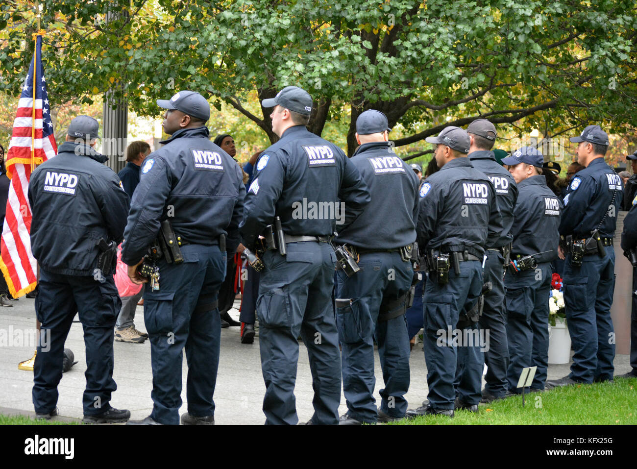 Lower Manhattan, USA. November 2017. Mitglieder des NYPD nehmen an einer Schweigeminute in der Nähe des World Trade Center Teil, um diejenigen zu ehren, die am Tag zuvor bei den Terroranschlägen in Tribeca getötet wurden. Quelle: Christopher Penler/Alamy Live News Stockfoto