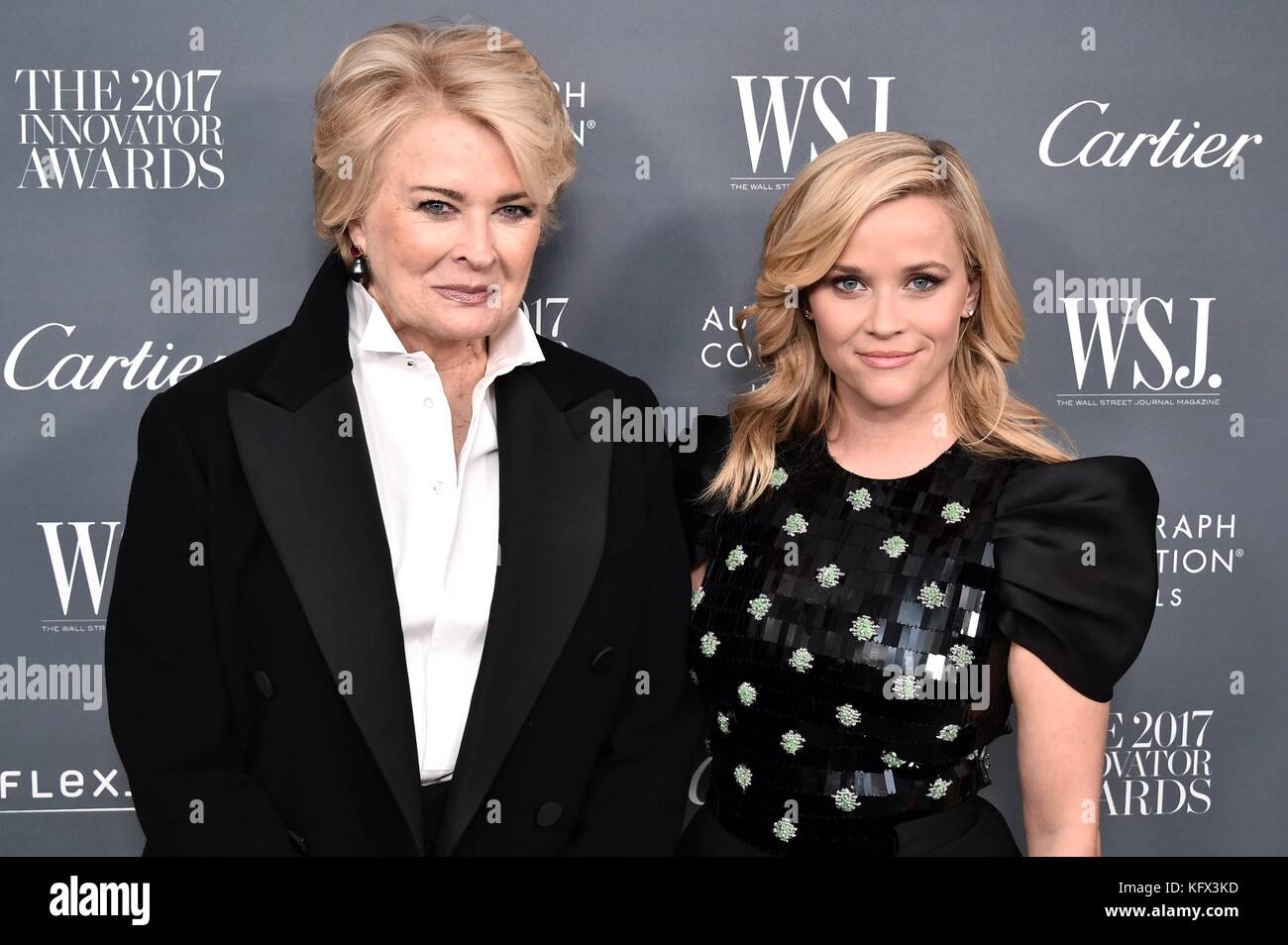 New York, NY, USA. November 2017. Candice Bergen, Reese Witherspoon bei Ankunft für das WSJ Magazine 2017 Innovator Awards, Museum of Modern Art (MoMA), New York, NY 1. November 2017. Quelle: Steven Ferdman/Everett Collection/Alamy Live News Stockfoto