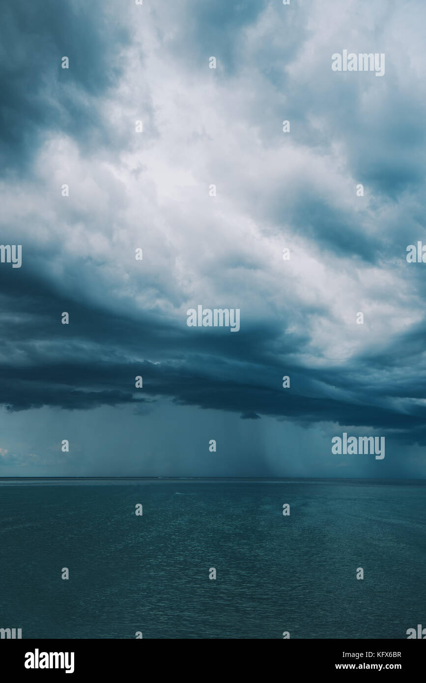 Stürmische Wolken über Marine, Regenzeit Wetter und Klima Stockfoto