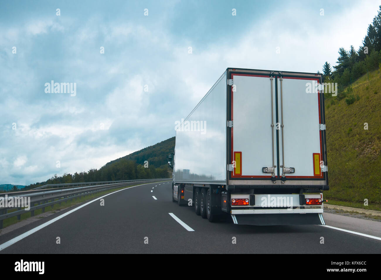 Halb Lkw mit Anhänger auf der Autobahn unterwegs Stockfotografie - Alamy