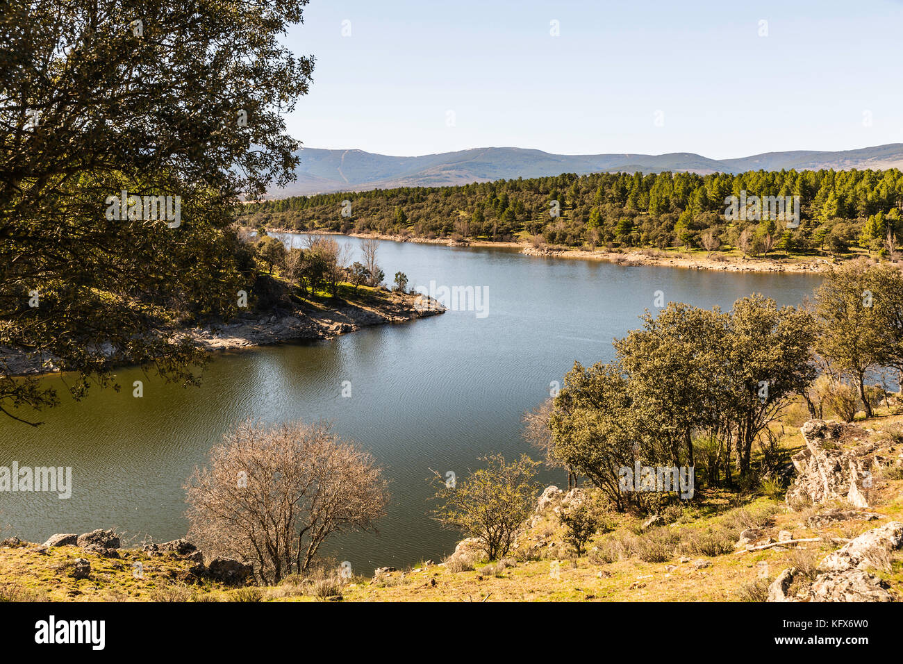 Blick auf den fluss lozoya in Buitrago. Madrid (Spanien) Stockfoto