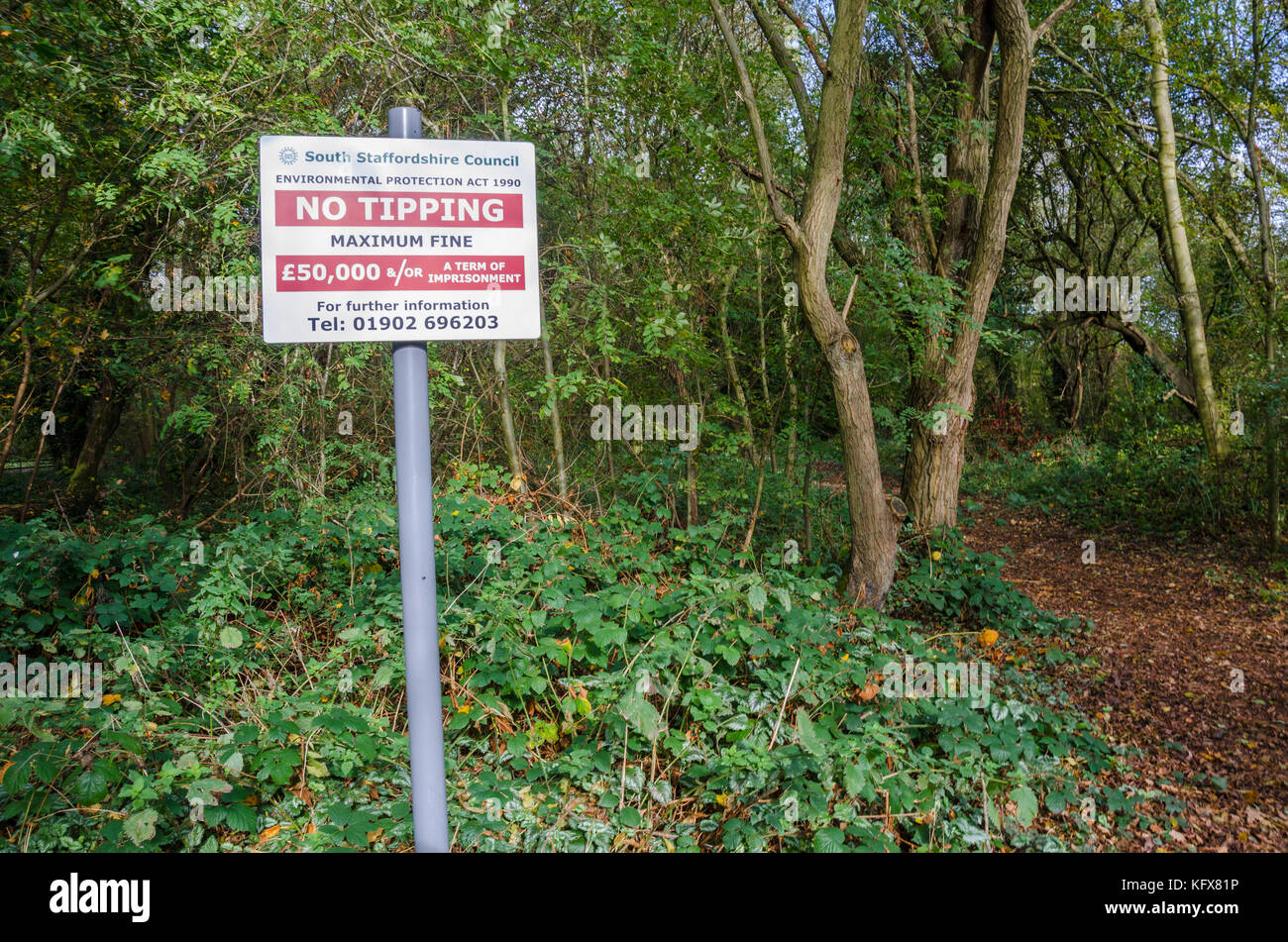 Ein Zeichen Warnung der Geldbuße für illegale Ablagerung in einem bewaldeten Gebiet. Stockfoto