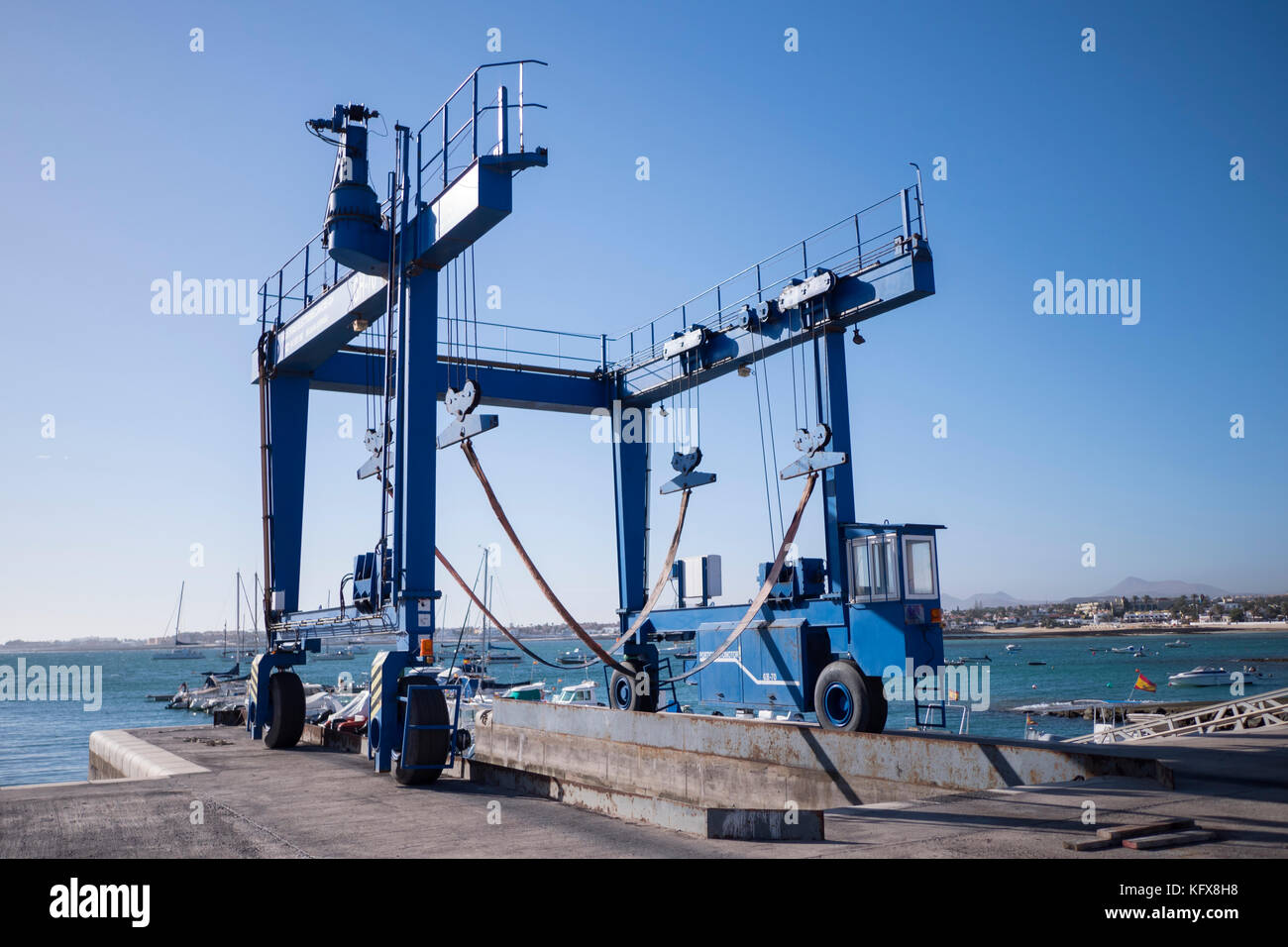 Bootslift an der Marina Corralejo La Oliva Fuerteventura Kanarische Inseln Spanien Stockfoto