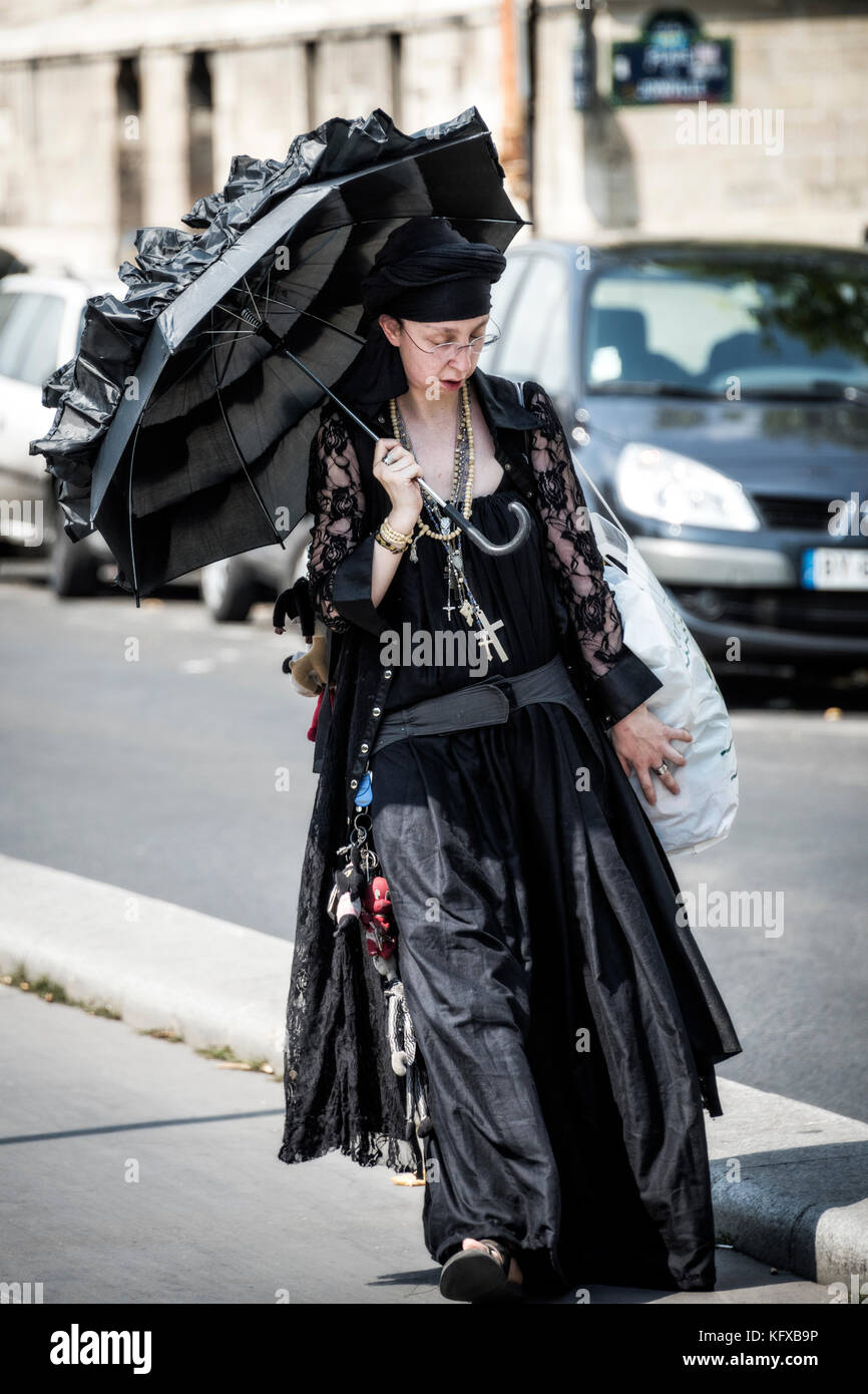 Eine erwachsene Frau zu Fuß auf den Straßen von Paris. Stockfoto