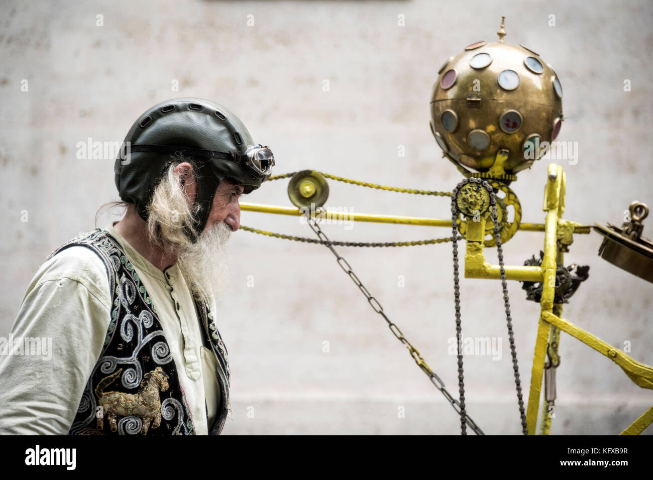 Pariser Mann auf seine steampunk Zeit reisen Fahrrad, Paris Stockfoto