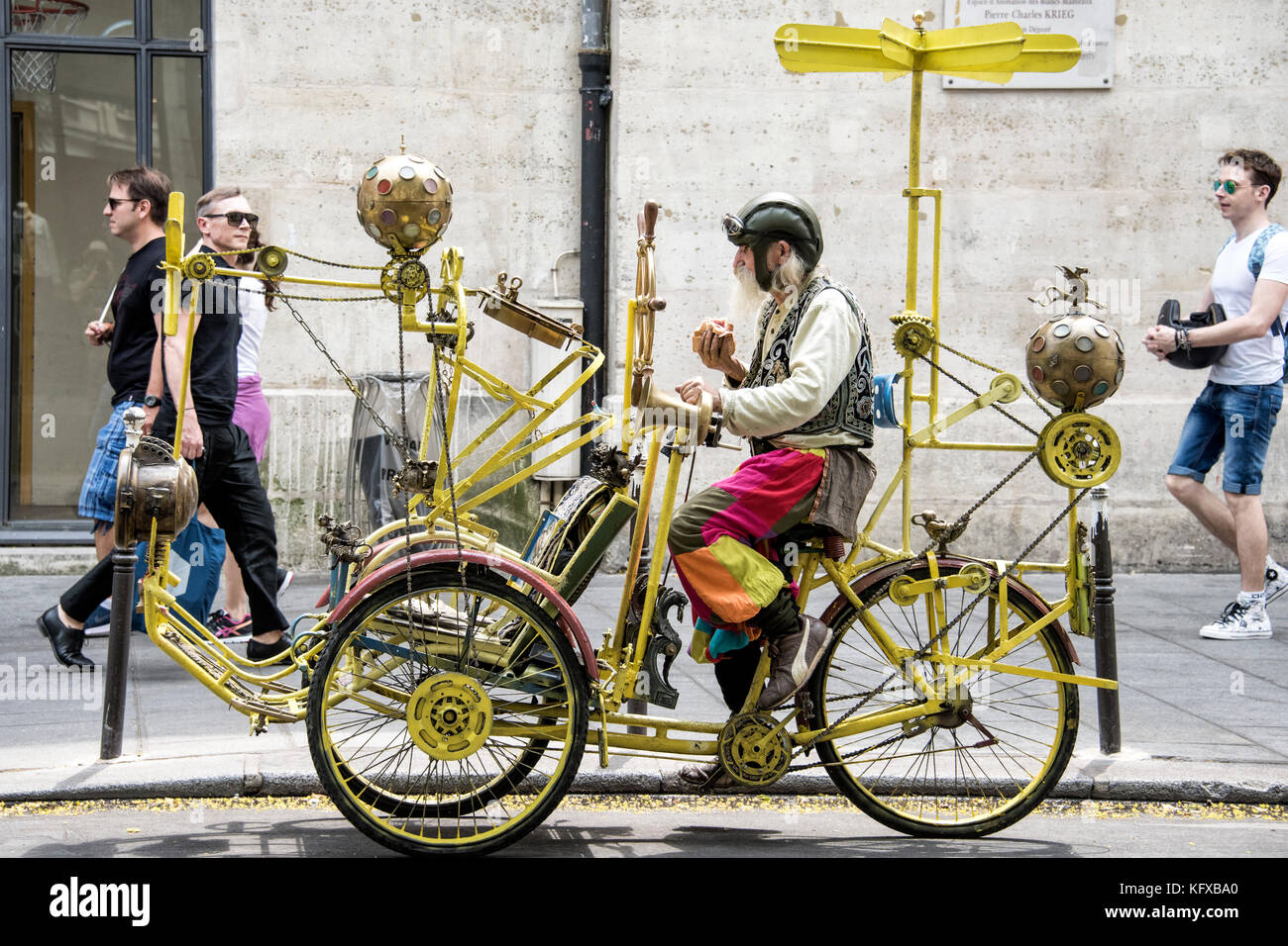 Pariser Mann auf seine steampunk Zeit reisen Fahrrad, Paris Stockfoto
