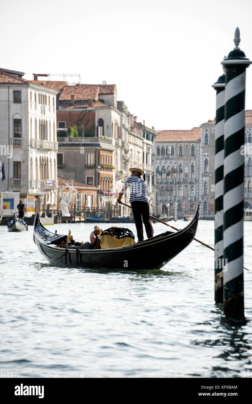 Ein gondoliere auf seine Gondel in Venedig Stockfoto