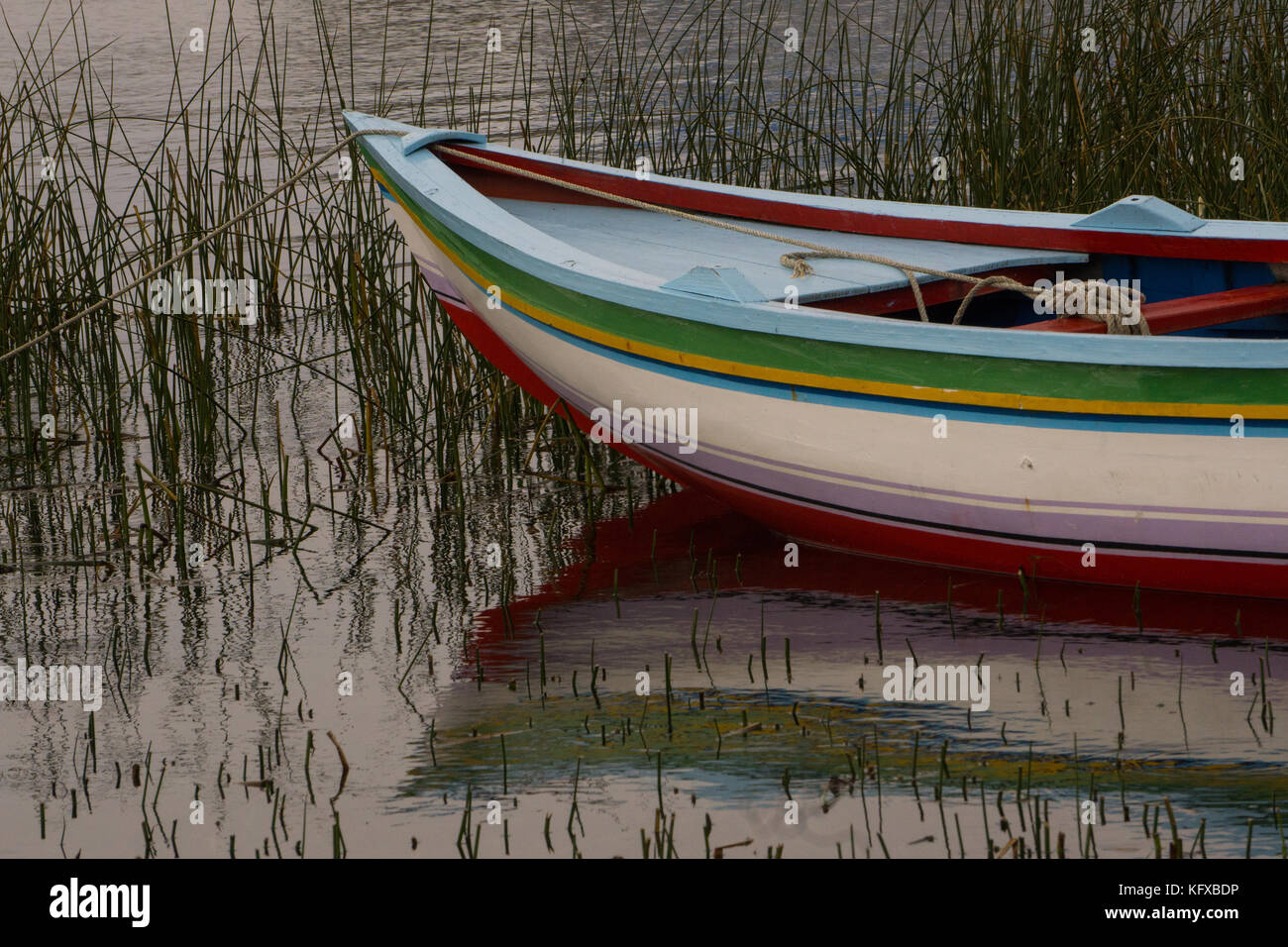 Bunte boot Reflexion auf die Küste der Isla del Sol, Bolivien, Südamerika Stockfoto