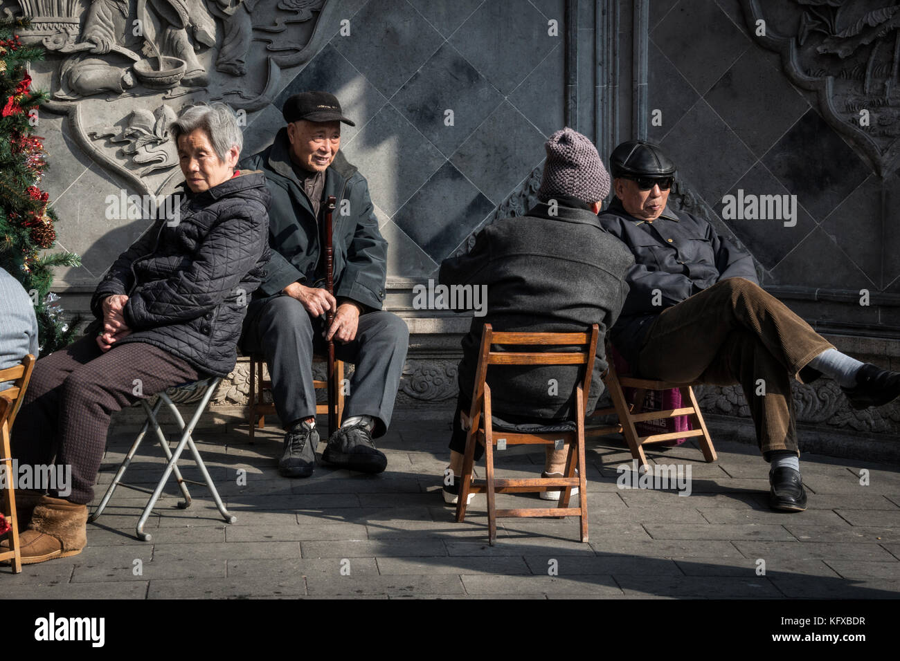 Die Älteren sitzen und Geselligkeit, Shanghai Stockfoto