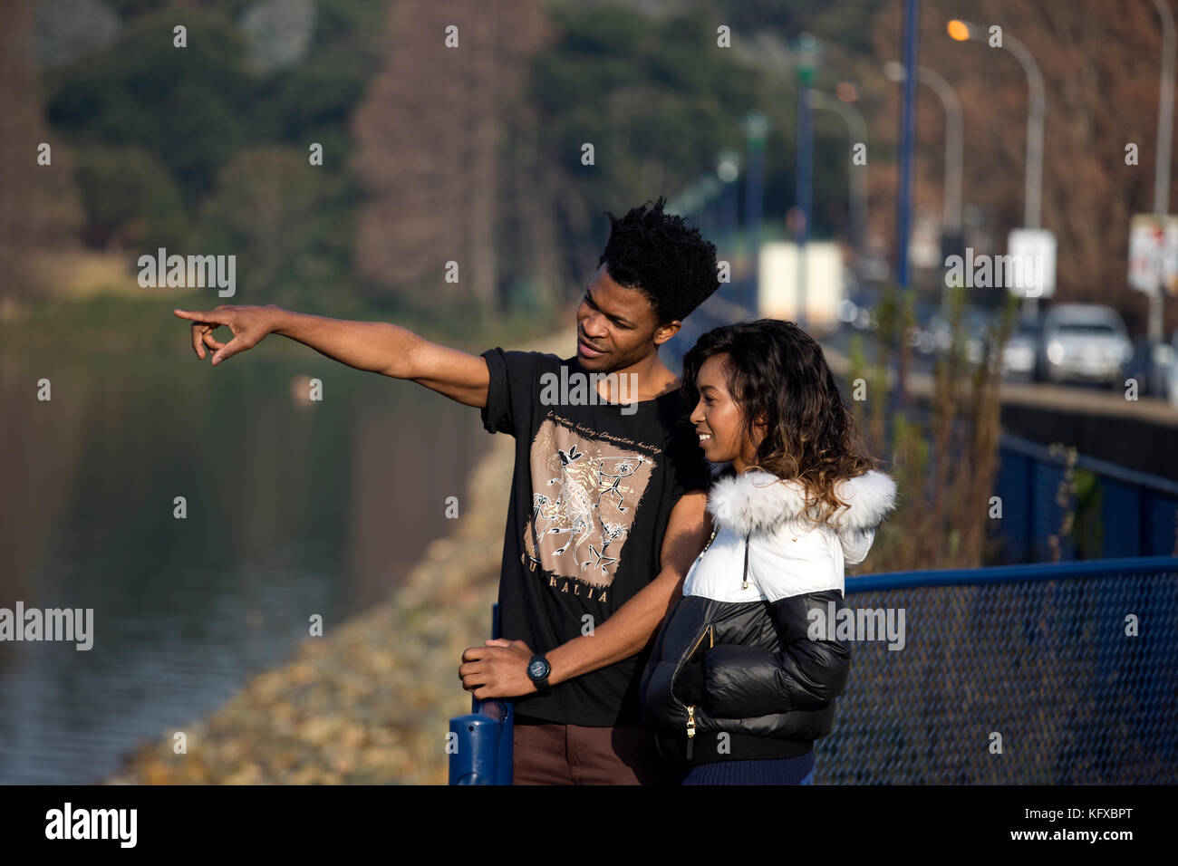 Paar mit Blick auf einen See mit dem Mann Punkt Stockfoto