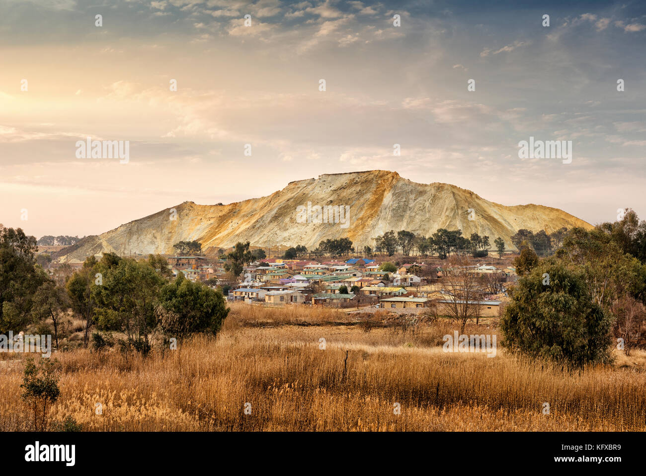 Hütten in einem Bergwerk dump aus einer Entfernung gebaut, Johannesburg Stockfoto