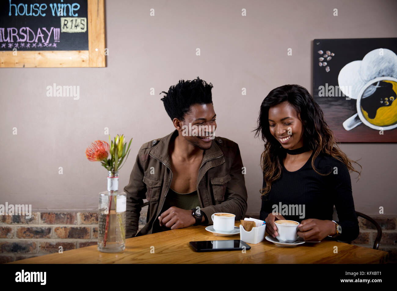 Paar beim Kaffee zusammen Stockfoto