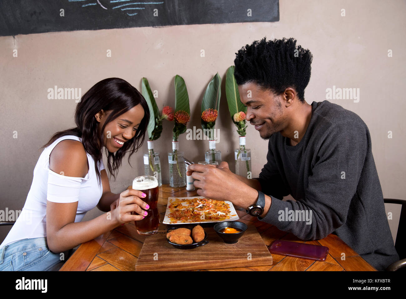 Paar auf ein Date in einem Restaurant Stockfoto