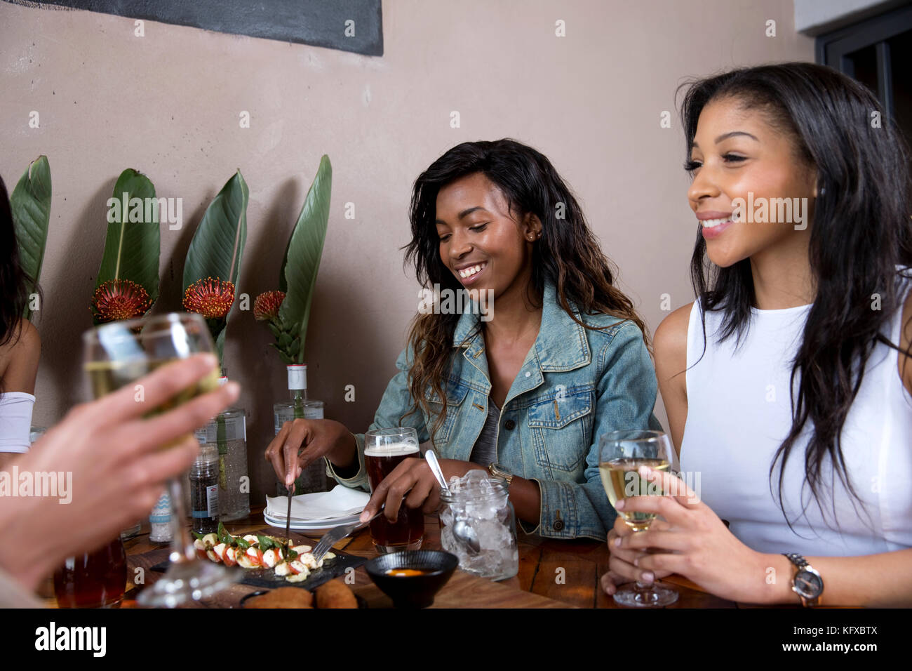Zwei Frauen essen, Mittagessen in einem Restaurant Stockfoto
