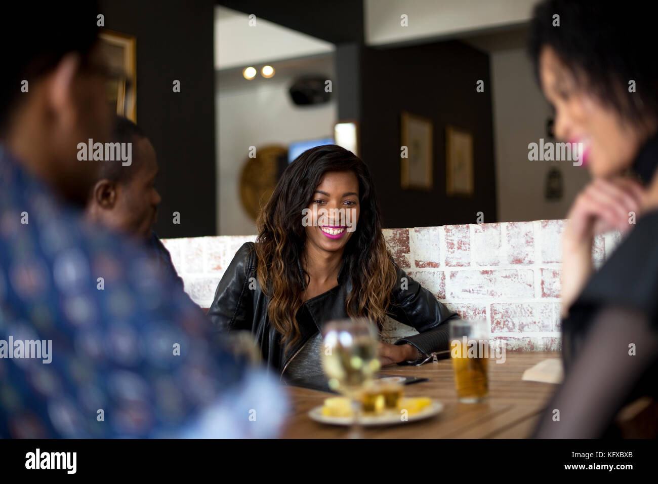 Lächelnde Frau im Restaurant Stockfoto