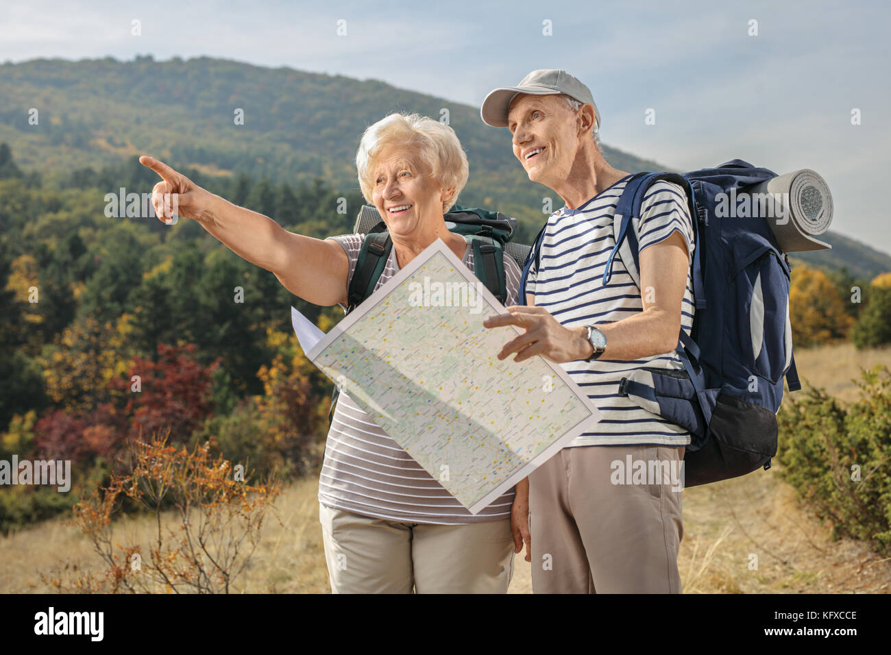 Ältere Wanderer Holding eine generische Karte und nach draußen Stockfoto