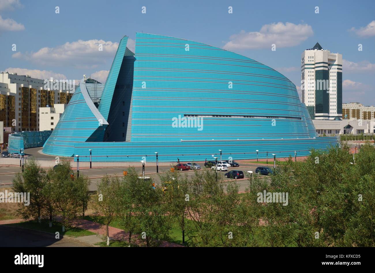 Die Kasachstan Konzerthalle, ein blaues Glas darstellende Kunst Veranstaltungsort entwickelt vom italienischen Architekten Manfredi nicoletti im Zentrum von Astana Stockfoto