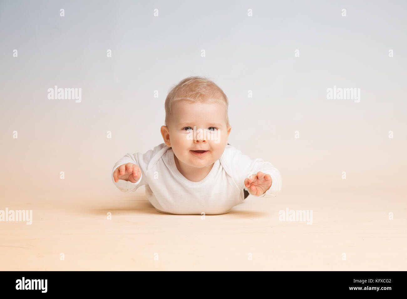 Zwei Generationen der Familie Studio Portrait auf grauen und weißen Hintergrund. Stockfoto