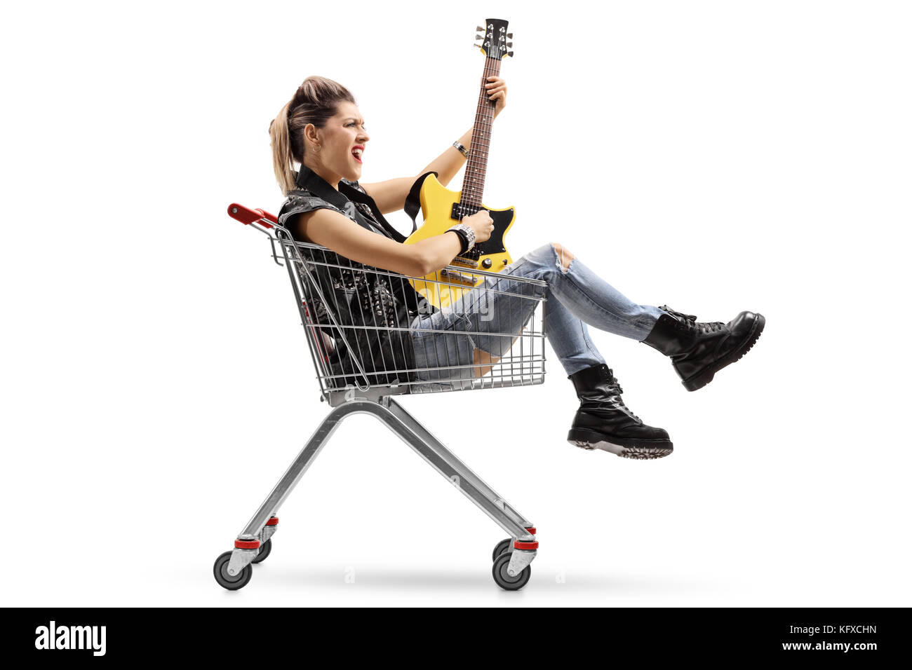 Punk Girl in einem Warenkorb sitzen und spielen eine E-Gitarre auf weißem Hintergrund Stockfoto