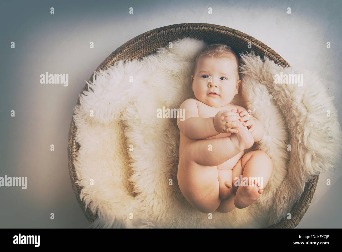 Zwei Generationen der Familie Studio Portrait auf grauen und weißen Hintergrund. Stockfoto